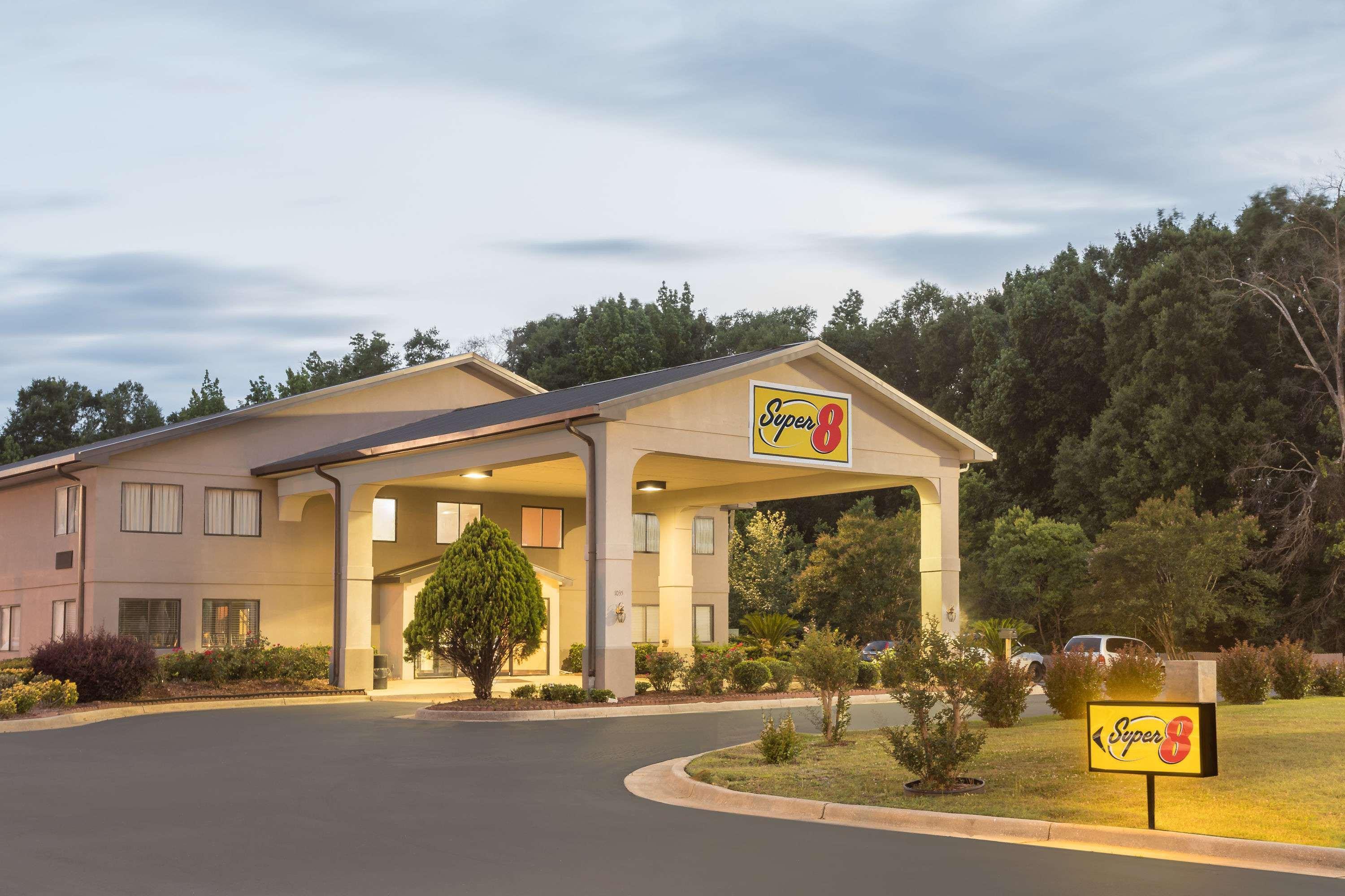Super 8 By Wyndham Montgomery I-65 Eksteriør billede