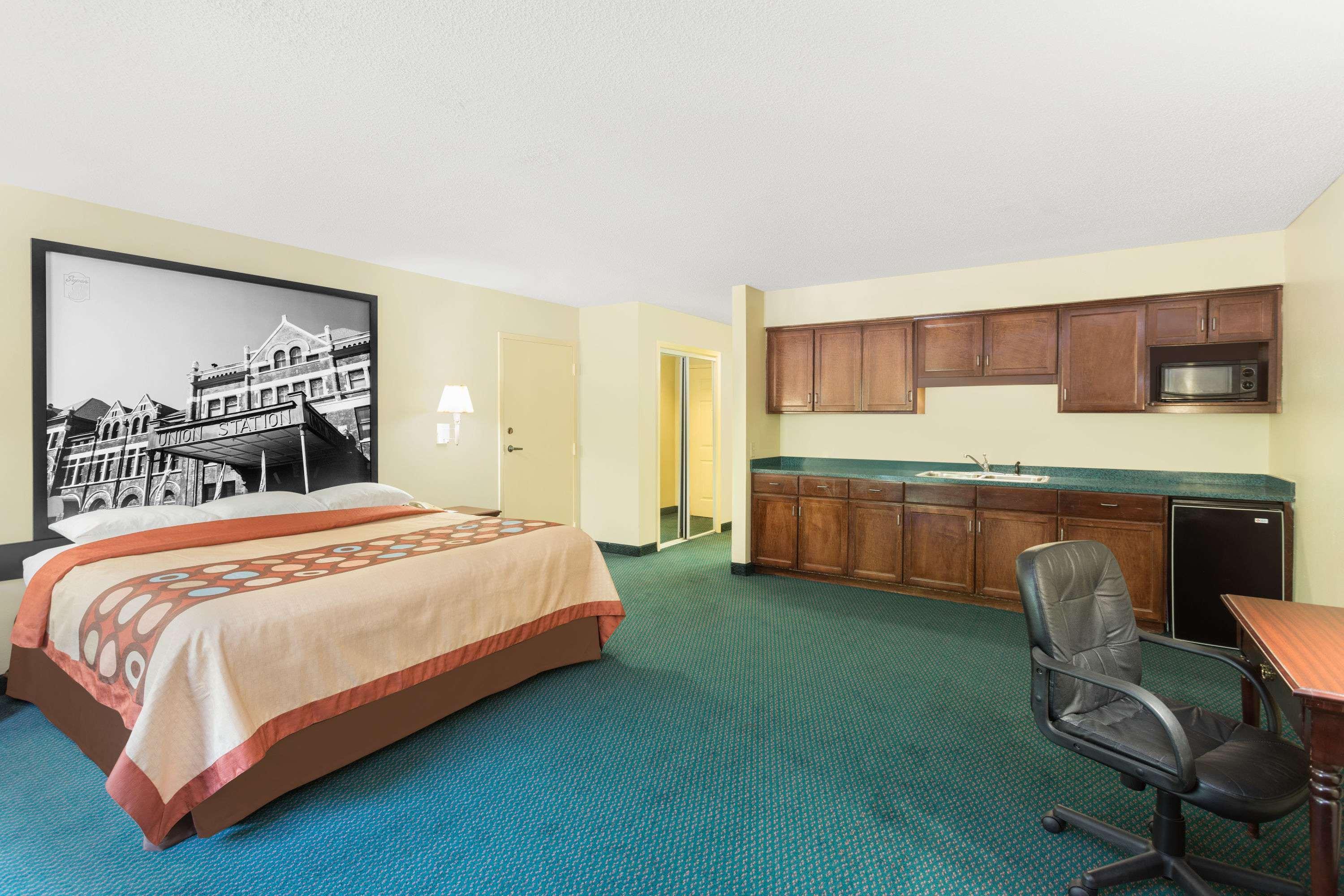 Super 8 By Wyndham Montgomery I-65 Eksteriør billede